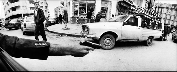 Foto Michael von Graffenried: Angst eines Zivilpolizisten, Algier 1996