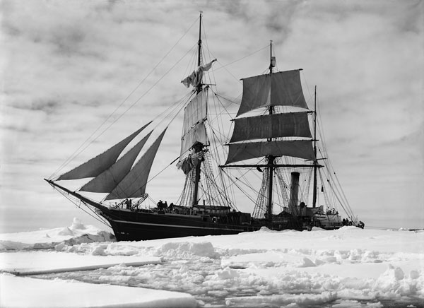 Foto Herbert G. Ponting: Terra Nova in the Pack, December 1910