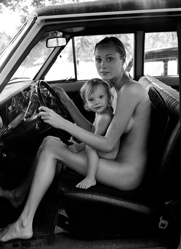 Foto Stan Shaffer: „Jane Hitchcock with her daughter Serena, 1972“