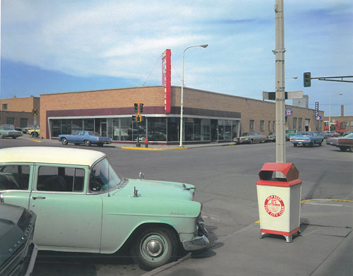 Foto Stephen Shore: Main Street and Second Avenue, North Dakota, 1973