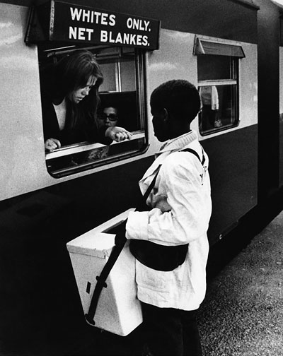 Foto Abisag Tüllmann: Rassentrennung am Bahnhof in Kapstadt, Südafrika, 1971