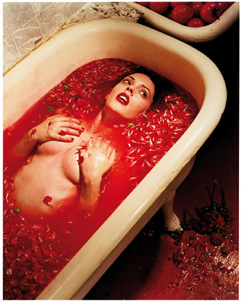 Foto Bettina Rheims: Rose McGowan sinking in a Bath of Roses, 1996