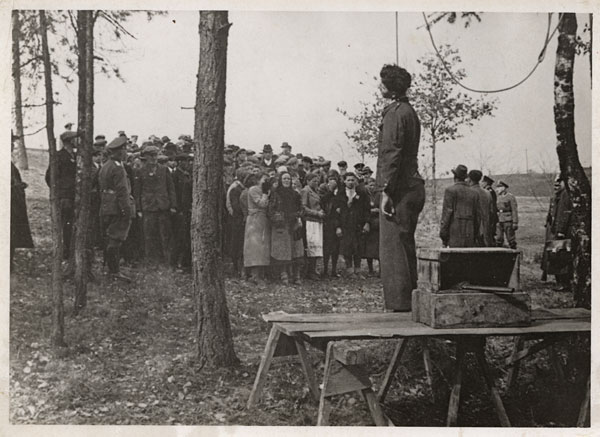 Foto: Nach der Erhängung werden Zwangsarbeiter vor den Galgen geführt