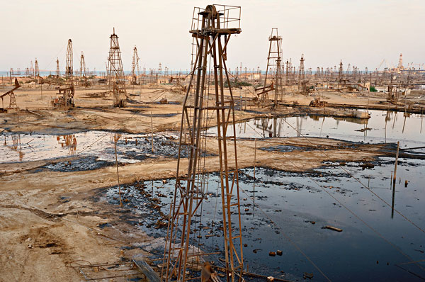 Foto Edward Burtynsky, „Socar Oil Fields #1a , Baku, Azerbaijan“, 2006