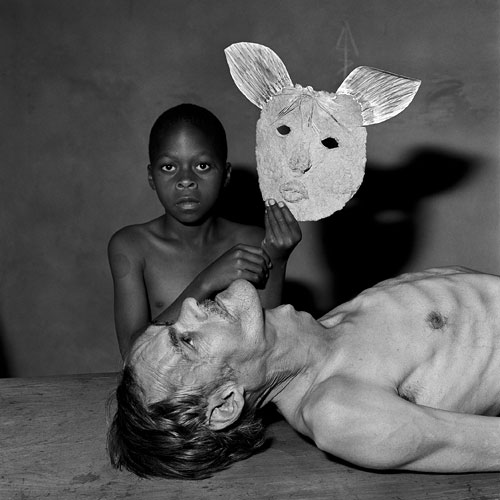 Foto Roger Ballen, „Tommy, Samson and a mask“, 2000
