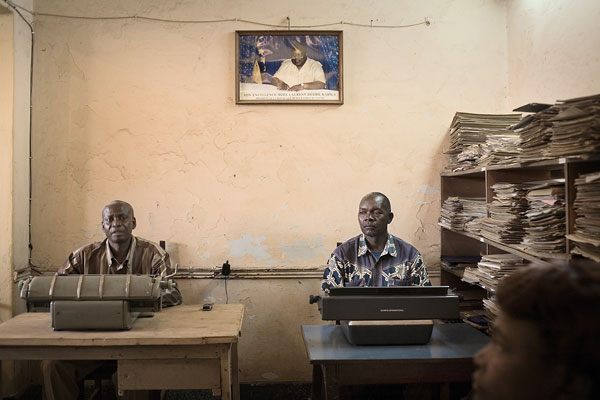 Foto Guy Tillim, Typing pool, Town Hall, Likasi, DR Congo, 2007