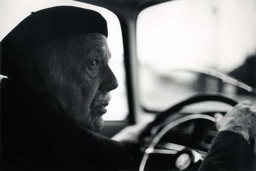 Foto Arnold Crane, Paul Strand in seinem Auto Verneuil-sur-Seine, 1968