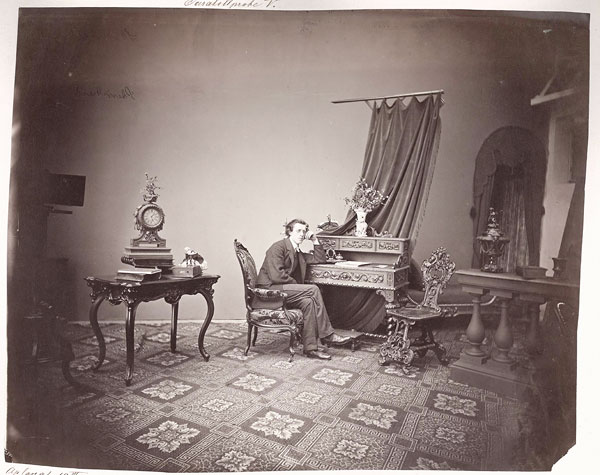 Foto Ludwig Angerer: Herrenporträt in weiträumiger Atelierdekoration, 1867