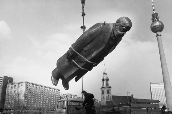 Foto Sibylle Bergemann: Das Denkmal, East Berlin, 1986
