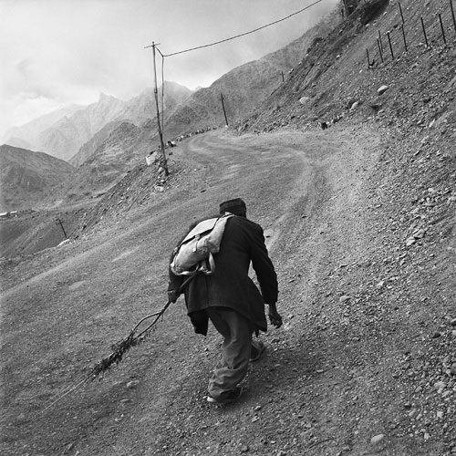 Foto Daniel Schwartz: Straßenkehrer. Kargil, Ladakh, Indien 2000