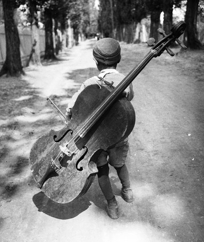 Foto Eva Besnyö, Junge mit Cello, Balaton, Ungarn, 1931