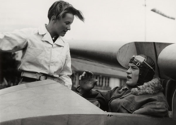 Foto Hans Steiner: Gritli Schaad und Fritz Schreiber nach dem neuen Segelflugrekord, 1936