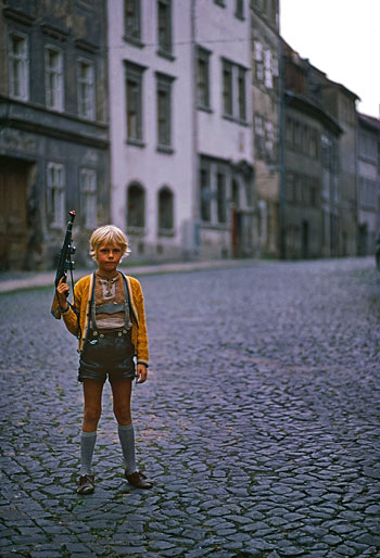 Foto Thomas Hoepker: Junge mit Spielzeuggewehr, Görlitz, 1976