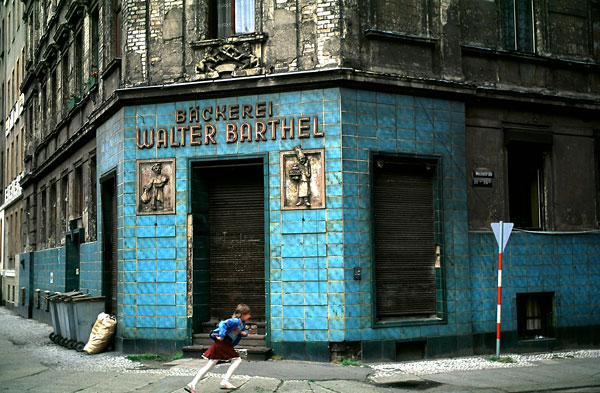 Foto Thomas Hoepker: Straße mit einer alten Bäckerei, Halle, 1991