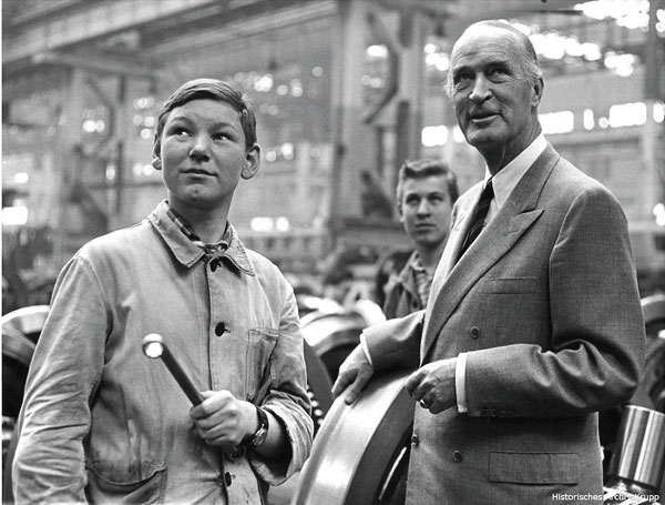 Alfried Krupp von Bohlen und Halbach mit Lehrlingen in der Radsatzwerkstatt, Essen, 1961