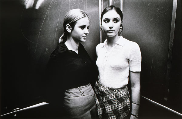 Foto Heinrich Riebesehl, aus der Serie „Menschen im Fahrstuhl“