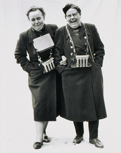 Foto Stefan Moses: Straßenbahnschaffnerinnen, Köln, 1963