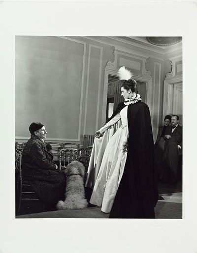 Foto Horst P. Horst: Gertrude Stein with Balmain Model, Paris 1946
