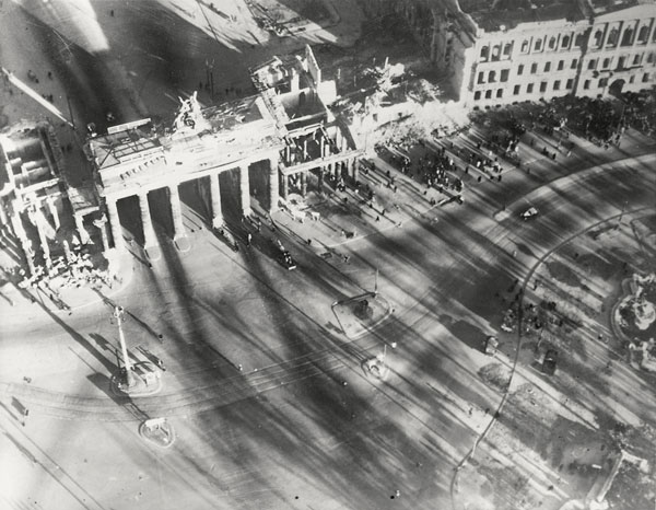 Foto Hein Gorny, Adolph C. Byers: Brandenburger Tor, Berlin 1945 - 1946