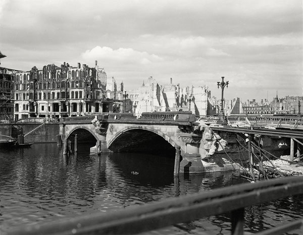 Foto Hein Gorny: Waisenbrücke, Berlin 1945 - 1946
