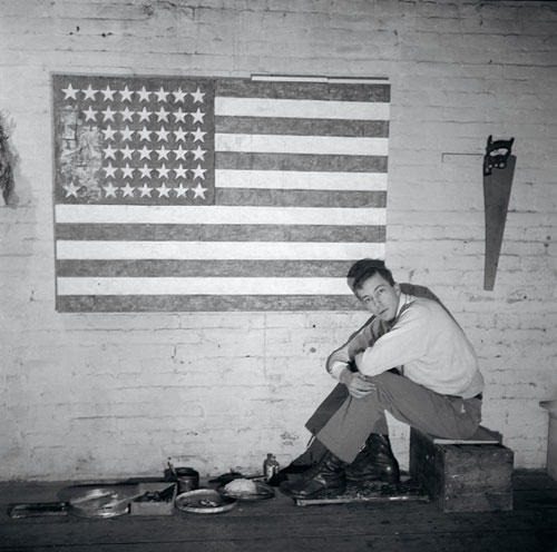 Foto Robert Rauschenberg: Untitled [Jasper with flag painting, Pearl Street studio], ca. 1955