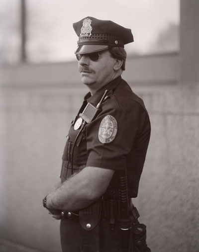 Foto Judith Joy Ross, aus der Reihe: „Jobs“, 1989/1990. Polizist