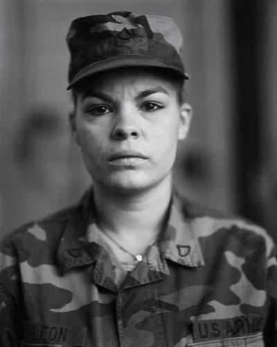 Foto Judith Joy Ross, aus der Reihe „U.S. Army Reserve on Red Alert“, Gulf War Rallies, 1990. P.F.C. Maria I. Leon, Bethlehem, Pennsylvania
