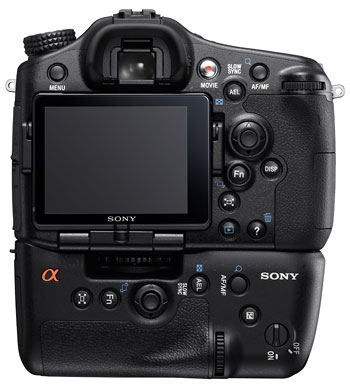 Foto der Rückseite der SLT-A77 mit Handgriff VG-C77AM von Sony