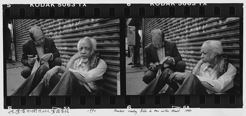 Foto Ai Weiwei, Preacher reading Bible to man on the street. 1990