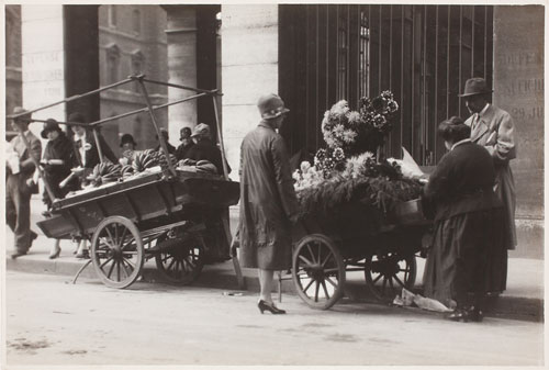 Foto Mario von Bucovich: Blumenfrau, Nicht datiert (1920er Jahre)