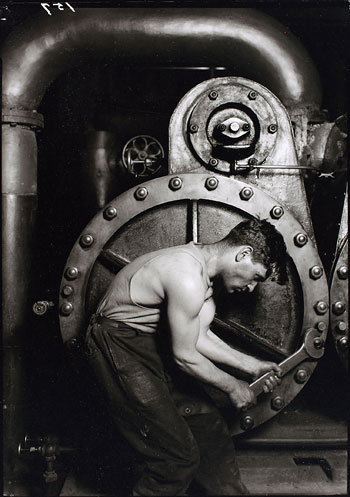 Foto Lewis Hine, Kraftwerksarbeiter an einer Dampfturbine, 1920