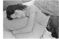 Foto Judy Linn, Patti umarmt Kissen, frühe 1970er