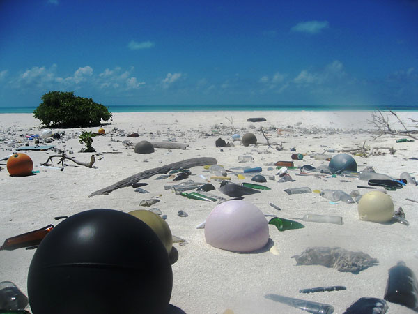Plastikmüll am Strand, Papahanaumokuakea Marine National Monument, 2006