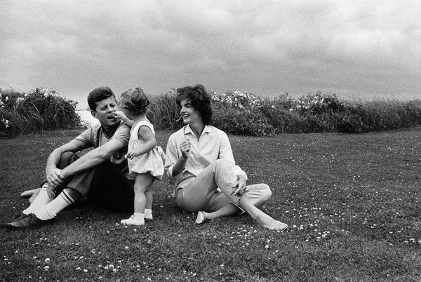 Foto Mark Shaw,
Jackie, JFK and Caroline relax in Hyannis Port, 1959