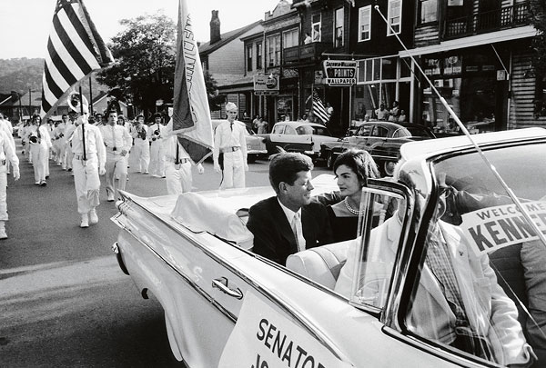Foto Mark Shaw, 
Jackie and JFK on the presidential campaign trail in West Virginia, 1959