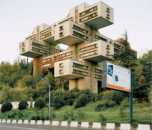Foto Roman Bezjak, „Verkehrsministerium, Tiflis“, aus der Serie „Sozialistische Moderne“