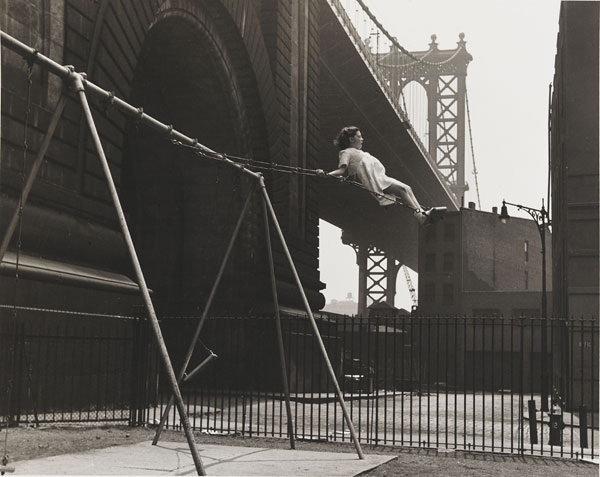 Foto Walter Rosenblum (1919-2006), Child on a Swing, 1938