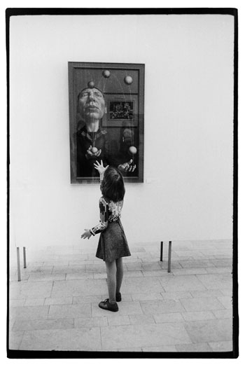 Foto Evelyn Richter, Rudolf Hausner, Altes Museum Berlin, 1979. Aus der Serie: Ausstellungsbesucher