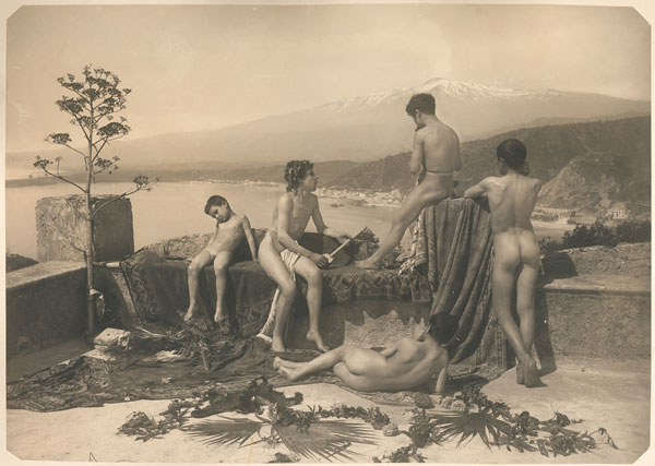 Foto Wilhelm von Gloeden, Sizilianische Knaben bei Taormina, 1896, Albuminpapier