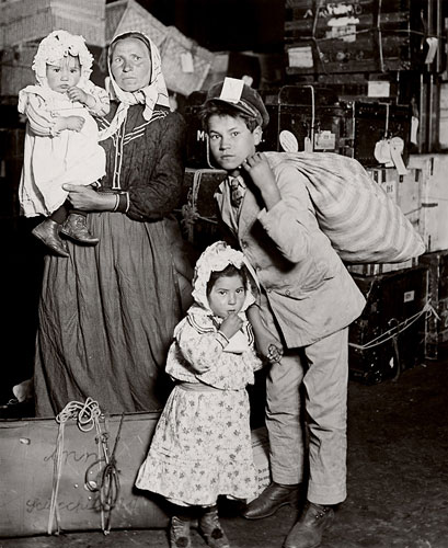 Foto Lewis Hine, Italian family looking for lost baggage, Ellis Island