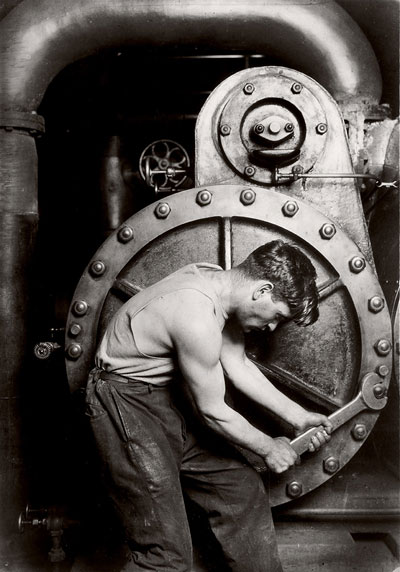 Foto Lewis Hine, Mechanic at steam pump in electric power house