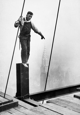 Foto Lewis Hine, [Steelworker touching the tip of the Chrysler Building]