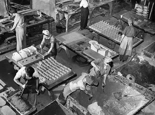 Foto Margaret Bourke-White, Frauen bei der Arbeit in der Gießerei der Carnegie-Illinois Steel Company. Gary, Indiana, Dezember 1943