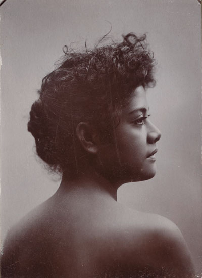Porträtaufnahme von Fai Atona, Mitglied der samoanischen Völkerschautruppe der Gebrüder Marquardt, aufgenommen 1896