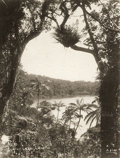 Blick auf den Kratersee Lanutoo, Samoa, ca. 1910er-1920er