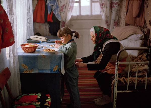 Andrea Diefenbach: Land ohne Eltern, Catalina und ihre Großmutter, 2010