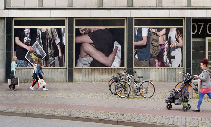 Foto Fassade mit Fotoarbeit Menschenbild von Emanuel Raab