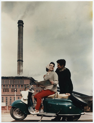 Foto Kurt Schwarzer, Paar mit Moped vor dem Kraftwerk Vockerode, 1963
