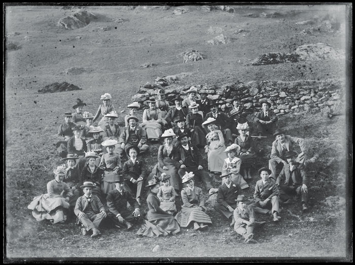 Foto Andrea Garbald, Die Jugendlichen von Castasegna, mit Margherita Garbald (3. v.l. vorne), 1903, 18 x 24 cm