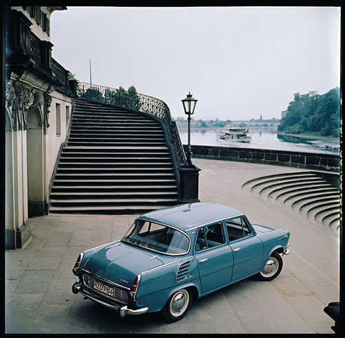 Foto Kurt Schwarzer: Der neue Skoda 1000MB vor Schloss Pillnitz, 1964